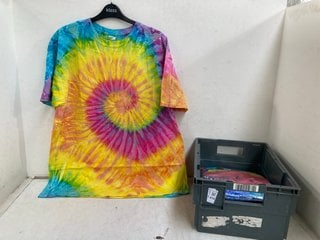 Lot 474  
            Marchington SR13 - Parcel Delivery Only 

                
QTY OF ASSORTED T-SHIRTS IN VARIOUS SIZES TO INCLUDE T-SHIRT IN GREEN -UK SIZE L:...