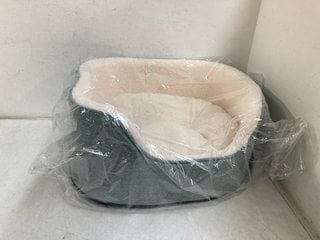 Lot 477  
            Marchington SR13 - Parcel Delivery Only 

                
PETS AT HOME SMALL FLEECE LINED DOG BED IN GREEN/CREAM: LOCATION - H4