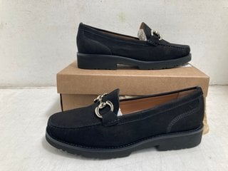 Lot 496  
            Marchington SR13 - Parcel Delivery Only 

                
JONES BOOTMAKERS ORLANA LADIES SUEDE SHOES IN BLACK-UK SIZE 6.5: LOCATION - H3