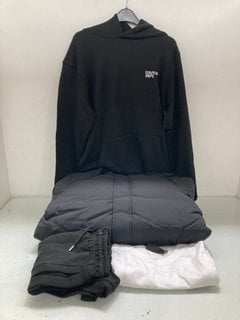 Lot 51  
            Marchington SR13 - Parcel Delivery Only 

                
B COUTURE CLUB OSBORNE MENS TRIPLE SET IN BLACK-UK SIZE M TO INCLUDE B COUTURE ME...