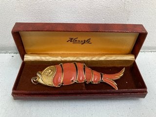 Lot 532  
            Marchington SR13 - Parcel Delivery Only 

                
AN ENAMELLED ARTICULATED FISH PENDANT, BOXED: LOCATION - H1
