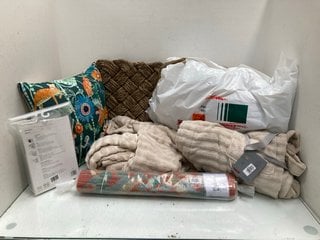 Lot 556  
            Marchington SR13 - Parcel Delivery Only 

                
QTY OF BEDDING ITEMS TO INCLUDE JOHN LEWIS & PARTNERS PAIR OF MICROFIBRE STANDARD...