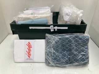 Lot 558  
            Marchington SR13 - Parcel Delivery Only 

                
QTY OF ASSORTED BEDDING ITEMS TO INCLUDE JOHN LEWIS & PARTNERS DOUBLE COTTON DUVE...
