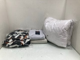 Lot 559  
            Marchington SR13 - Parcel Delivery Only 

                
QTY OF ASSORTED BEDDING ITEMS TO INCLUDE JOHN LEWIS & PARTNERS SUPER KING COTTON ...