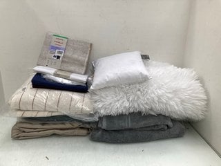 Lot 561  
            Marchington SR13 - Parcel Delivery Only 

                
QTY OF BEDDING ITEMS TO INCLUDE JOHN LEWIS & PARTNERS DUCK FEATHER 30 X 30 CM CUS...
