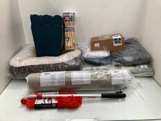 Lot 565  
            Marchington SR13 - Parcel Delivery Only 

                
QTY OF HOUSEHOLD ITEMS TO INCLUDE OXO MICROFIBRE EXTENDABLE DUSTER: LOCATION - G2