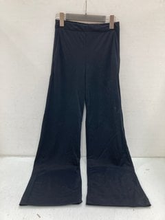 Lot 577  
            Marchington SR13 - Parcel Delivery Only 

                
BUSBY & FOX WOMENS FRANCIS TROUSERS IN BLACK - SIZE XS - ORIGINAL RRP £115: LOCAT...