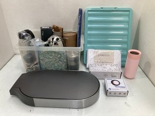 Lot 581  
            Marchington SR13 - Parcel Delivery Only 

                
QTY OF ASSORTED HOUSEHOLD ITEMS TO INCLUDE WYWY WIDE DUSTBIN SEALING RING: LOCATI...