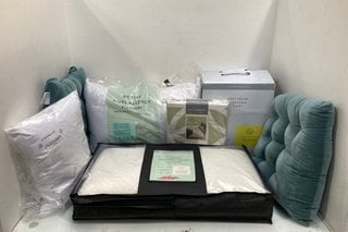 Lot 582  
            Marchington SR13 - Parcel Delivery Only 

                
QTY OF BEDDING ITEMS TO INCLUDE MINI MODERNS KING SIZE DUVET COVER SET INCLUDES 2...