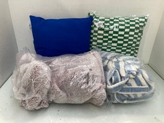 Lot 599  
            Marchington SR13 - Parcel Delivery Only 

                
2 X JOHN LEWIS & PARTNERS CUSHIONS IN BLUE / GREEN AND WHITE TO INCLUDE 2 X JOHN ...