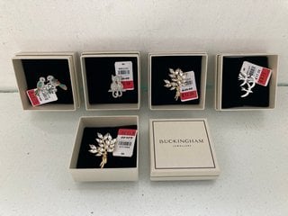 Lot 59  
            Marchington SR13 - Parcel Delivery Only 

                
5 X ASSORTED BUCKINGHAM JEWELLERY BROOCHES TO INCLUDE FLOWER BROOCH: LOCATION - WH1