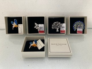 Lot 60  
            Marchington SR13 - Parcel Delivery Only 

                
5 X ASSORTED BUCKINGHAM JEWELLERY BROOCHES TO INCLUDE DOUBLE BUTTERFLY BROOCH: LO...