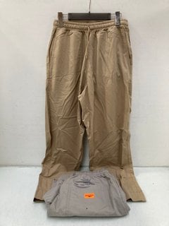 Lot 610  
            Marchington SR13 - Parcel Delivery Only 

                
UNIVERSAL WORKS MILITARY SHEARLING JUDO PANTS IN SAND-UK SIZE 30" TO INCLUDE SERV...