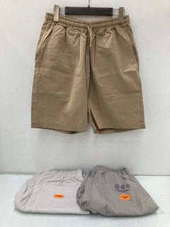 Lot 612  
            Marchington SR13 - Parcel Delivery Only 

                
3 X ASSORTED MENS CLOTHING ITEMS VARIOUS SIZES TO INCLUDE UNIVERSAL WORKS SIMPLE ...