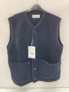 Lot 614  
            Marchington SR13 - Parcel Delivery Only 

                
UNIVERSAL WORKS ALVAR FLEECE LANCASTER GILET IN NAVY-UK SIZE M-ORIGINAL RRP £109....