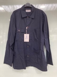 Lot 615  
            Marchington SR13 - Parcel Delivery Only 

                
UNIVERSAL WORKS MILITARY SHEARLING DOCKSIDE OVERSHIRT IN NAVY-UK SIZE L-ORIGINAL ...
