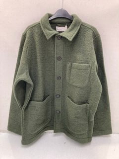 Lot 617  
            Marchington SR13 - Parcel Delivery Only 

                
UNIVERSAL WORKS MENS WOOL FLEECE FIELD JACKET IN OLIVE-UK SIZE M-ORIGINAL RRP £18...