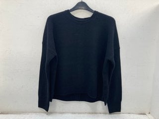 Lot 651  
            Marchington SR13 - Parcel Delivery Only 

                
CEFFIN LAINEY BOXY BLACK BUTTON DETAIL CASHMERE JUMPER IN BLACK-UK SIZE S-ORIGINA...