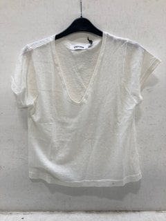 Lot 656  
            Marchington SR13 - Parcel Delivery Only 

                
CEFFIN MADISON FINE GAUGE LINEN BLEND V-NECK T-SHIRT IN WHITE-UK SIZE XS: LOCATIO...