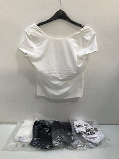 Lot 695  
            Marchington SR13 - Parcel Delivery Only 

                
5 X ASSORTED LADIES CLOTHING IN UK SIZE M TO INCLUDE ALL DAY CREW NECK T-SHIRT IN...
