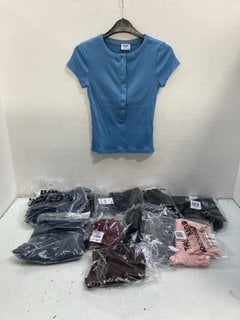 Lot 696  
            Marchington SR13 - Parcel Delivery Only 

                
QTY OF ASSORTED LADIES CLOTHING IN VARIOUS SIZES TO INCLUDE HOLD ME HALTER NECK T...