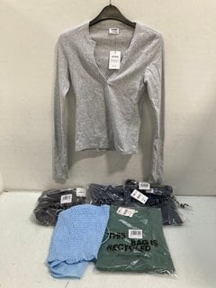 Lot 704  
            Marchington SR13 - Parcel Delivery Only 

                
5 X ASSORTED LADIES CLOTHING IN UK SIZE XS TO INCLUDE 90'S BABY TEE IN BURNT EMBE...