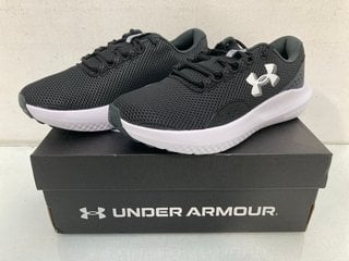 Lot 711  
            Marchington SR13 - Parcel Delivery Only 

                
UNDER ARMOUR UA CHARGED SURGE 4 TRAINERS IN BLACK/GREY-UK SIZE 7.5: LOCATION - G10