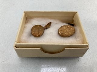 Lot 723  
            Marchington SR13 - Parcel Delivery Only 

                
A PAIR OF GOLD COLOURED ENGRAVED ANTIQUE CUFFLINKS, BOXED: LOCATION - G10