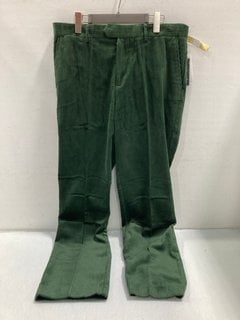 Lot 731  
            Marchington SR13 - Parcel Delivery Only 

                
PERCIVAL MENS TAILORED CHUNKY CORD TROUSERS IN FOREST GREEN-UK SIZE 34R-ORIGINAL ...