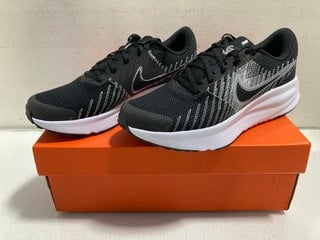 Lot 735  
            Marchington SR13 - Parcel Delivery Only 

                
NIKE RUN DEFY LADIES TRAINERS IN BLACK/WHITE/WOLF GREY-UK SIZE 7: LOCATION - G11