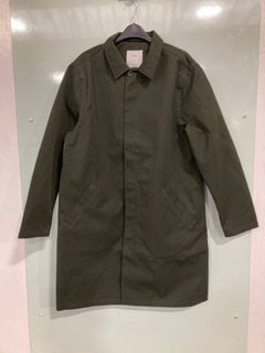 Lot 739  
            Marchington SR13 - Parcel Delivery Only 

                
PERCIVAL MENS GRAYSON LONG TRENCH COAT IN FOREST WITH OLIVE -UK SIZE M-ORIGINAL R...