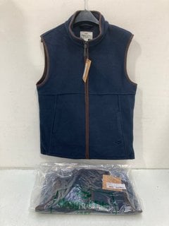 Lot 746  
            Marchington SR13 - Parcel Delivery Only 

                
2 X HOGGS OF FIFE CHILDRENS WOODHALL FLEECE GILETS IN NAVY-AGE 7-8 YRS AND 13-14 ...