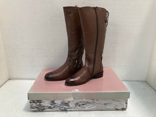 Lot 761  
            Marchington SR13 - Parcel Delivery Only 

                
MODA IN PELLE LADIES KNEE HIGH LEATHER BOOTS IN CHESTNUT BROWN-UK SIZE 6: LOCATIO...