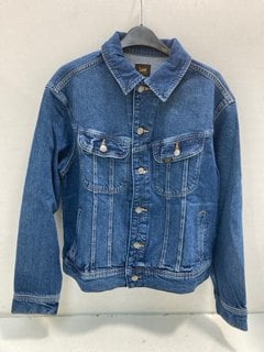 Lot 764  
            Marchington SR13 - Parcel Delivery Only 

                
LEE MENS LOOSE RIDER DENIM JACKET-UK SIZE S-ORIGINAL RRP £100.00: LOCATION - G13