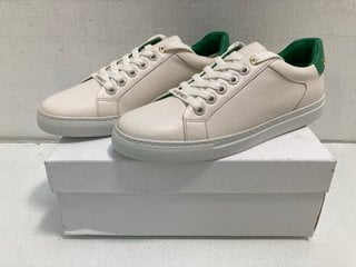 Lot 766  
            Marchington SR13 - Parcel Delivery Only 

                
L K BENNETT LONDON NAPPA LEATHER SIGNATURE TRAINERS IN GREEN/WHITE-EU SIZE 42: LO...