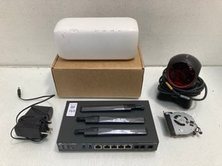 Lot 769  
            Marchington SR13 - Parcel Delivery Only 

                
4 X ASSORTED TECH ITEMS TO INCLUDE TP-LINK OMADA WI-FI ROUTER: LOCATION - G13