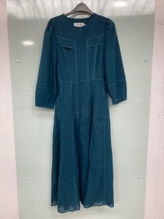 Lot 779  
            Marchington SR13 - Parcel Delivery Only 

                
CEFFIN LARA TECHNI VOILE MAXI DRESS WITH LONG SLEEVES IN PETROL BLUE-UK SIZE 6 -O...