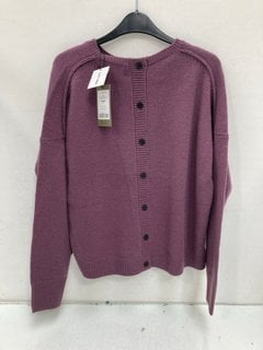 Lot 780  
            Marchington SR13 - Parcel Delivery Only 

                
CEFFIN LAINEY BOXY BACK BUTTON DETAIL CASHMERE JUMPER IN LAVENDER-UK SIZE S-ORIGI...
