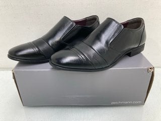 Lot 783  
            Marchington SR13 - Parcel Delivery Only 

                
AM COMPANY MENS SHOES IN BLACK-EU SIZE 41: LOCATION - G14