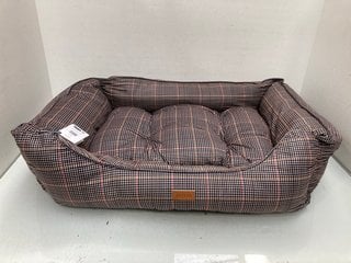 Lot 787  
            Marchington SR13 - Parcel Delivery Only 

                
JOULES HENSON CHECK LARGE DOG BED: LOCATION - G14