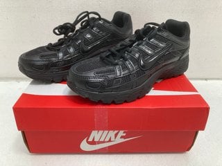 Lot 823  
            Marchington SR13 - Parcel Delivery Only 

                
NIKE P6000 (GS) CHILDRENS TRAINERS IN BLACK-UK SIZE 3.5: LOCATION - F17