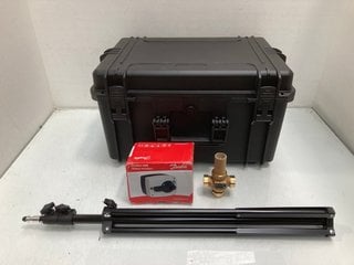 Lot 824  
            Marchington SR13 - Parcel Delivery Only 

                
4 X ASSORTED ITEMS TO INCLUDE CAMERA TRIPOD STAND IN BLACK: LOCATION - F17