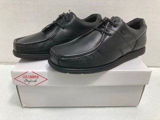 Lot 831  
            Marchington SR13 - Parcel Delivery Only 

                
LEE COOPER MEN'S WALTHAM LACE UP LEATHER SHOES IN BLACK-UK SIZE 11: LOCATION - F17