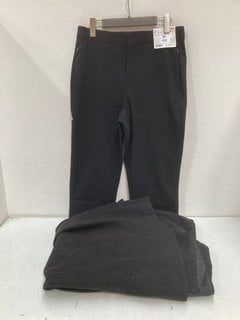 Lot 843  
            Marchington SR13 - Parcel Delivery Only 

                
BEAUTELICATE LADIES HOODED CAPE IN BLACK (SIZE NOT SHOWN) TO INCLUDE UNIQLO LADIE...