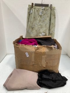 Lot 850  
            Marchington SR13 - Parcel Delivery Only 

                
QTY OF ASSORTED LADIES CLOTHING IN VARIOUS SIZES TO INCLUDE JANE NORMAN VELVET FE...
