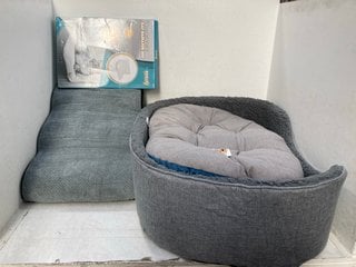 Lot 908  
            Marchington SR13 - Parcel Delivery Only 

                
3 X ASSORTED PET ACCESSORIES TO INCLUDE PETLICITY DELUXE PLUSH CAT RADIATOR BED: ...