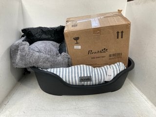 Lot 920  
            Marchington SR13 - Parcel Delivery Only 

                
QTY OF ASSORTED PET ITEMS TO INCLUDE SCRUFFS COASTAL PET BED: LOCATION - F11