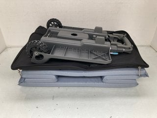 Lot 925  
            Marchington SR13 - Parcel Delivery Only 

                
SEW GROUP LARGE SEWING MACHINE TROLLEY BAG IN BLACK: LOCATION - F11