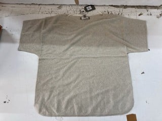 Lot 1010  
            Nottingham SR2 - Delivery Only 

                
BOX OF OASIS GLITTER T-SHIRT IN VARIOUS SIZES (C49)