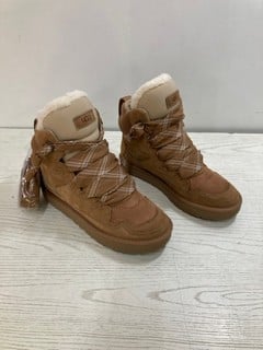 Lot 29  
            Nottingham SR2 - Delivery Only 

                
UGG HIGHMEL TRAINER SIZE UK: 8 ORIGINAL RRP: £150.00